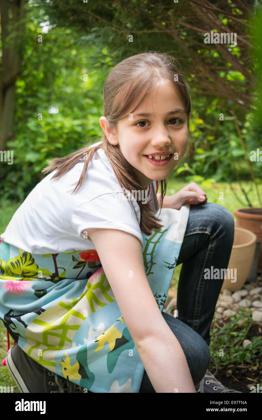 Fröhliches Mädchen, Gartenarbeit, portrait Stockfoto