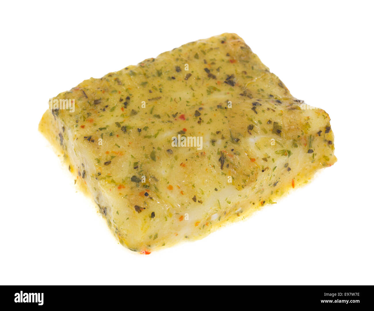 Ein Filet vom Seelachs mit Kräutern auf weißem Hintergrund. Stockfoto