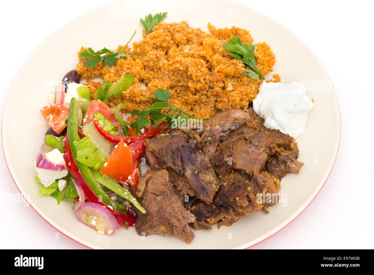 Gebratenes Lamm Kuzu Tandir, serviert mit Bulgur Pilaf und gemischter türkischer Salat, alle Säulen der osmanischen Küche Stockfoto