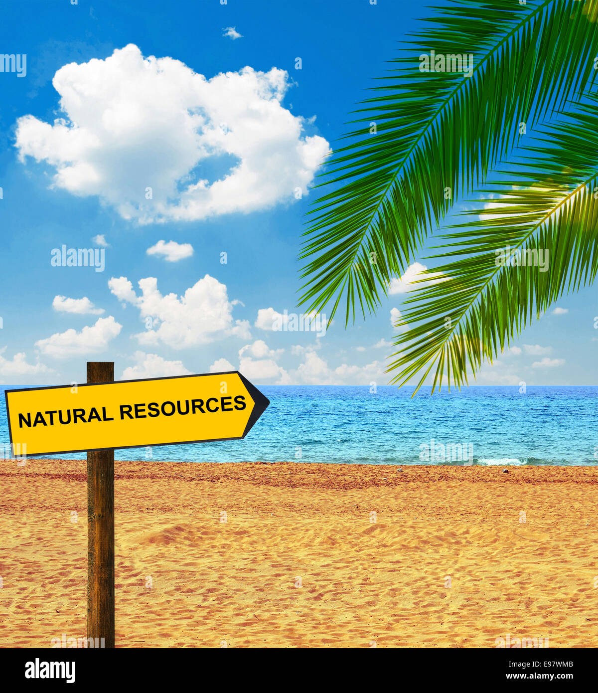 Tropischer Strand und Richtung Board sagen natürlicher Ressourcen Stockfoto