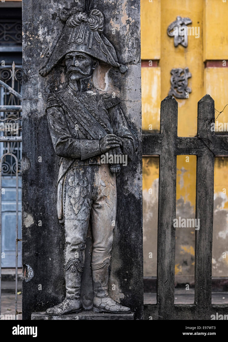 Wandbild Skulptur des französischen Kolonialsoldaten in Vietnam. Stockfoto