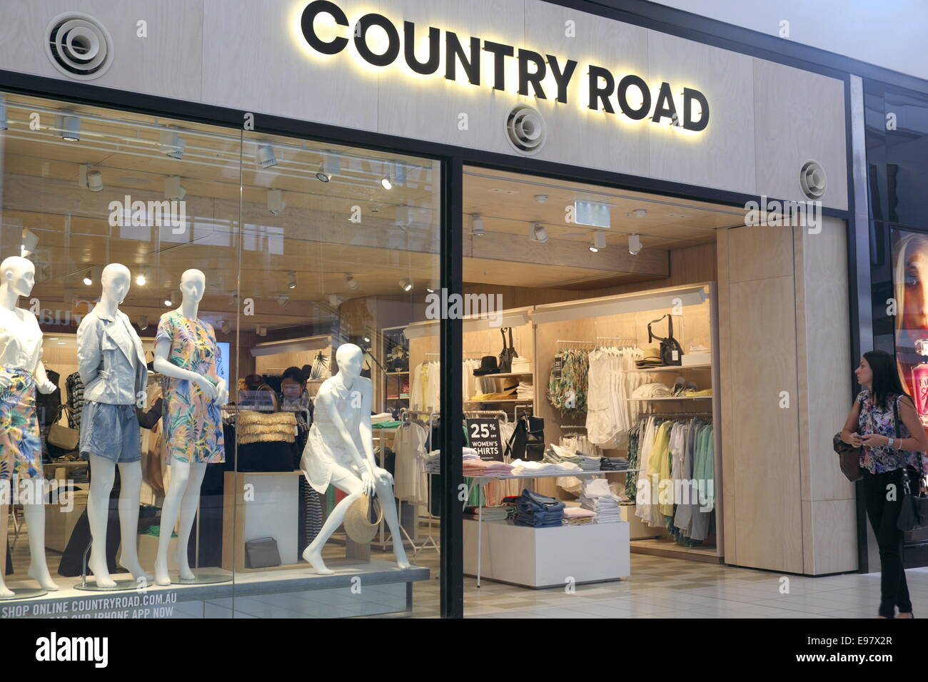 Country Road Store Sydney kingsford smith Flughafen Abflug Lounge Terminal 2 Concourse Area mit Geschäften und Restaurants, New South Wales, Australien Stockfoto