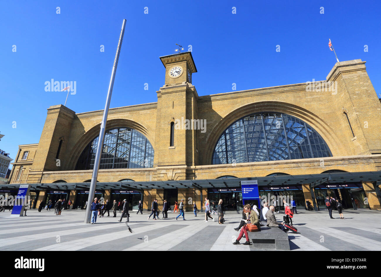 Die neuen öffentlichen Raum Kings Cross Square, an der Euston Road, vor dem Bahnhof in Nord-London, UK Stockfoto