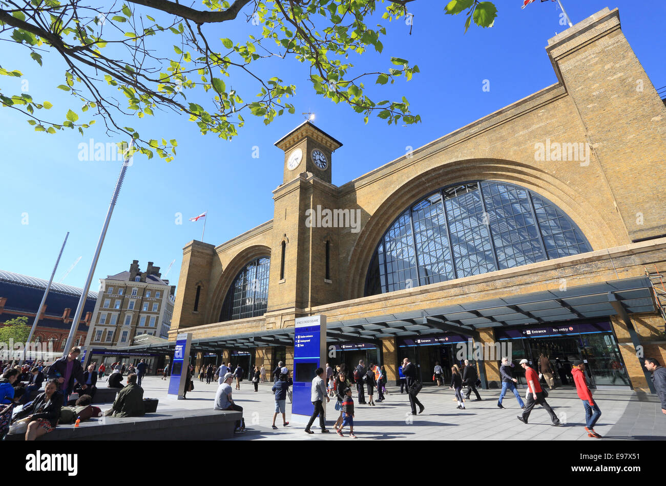 Belebten Kings Cross Platz vor dem Bahnhof am Euston Square, North London, UK Stockfoto