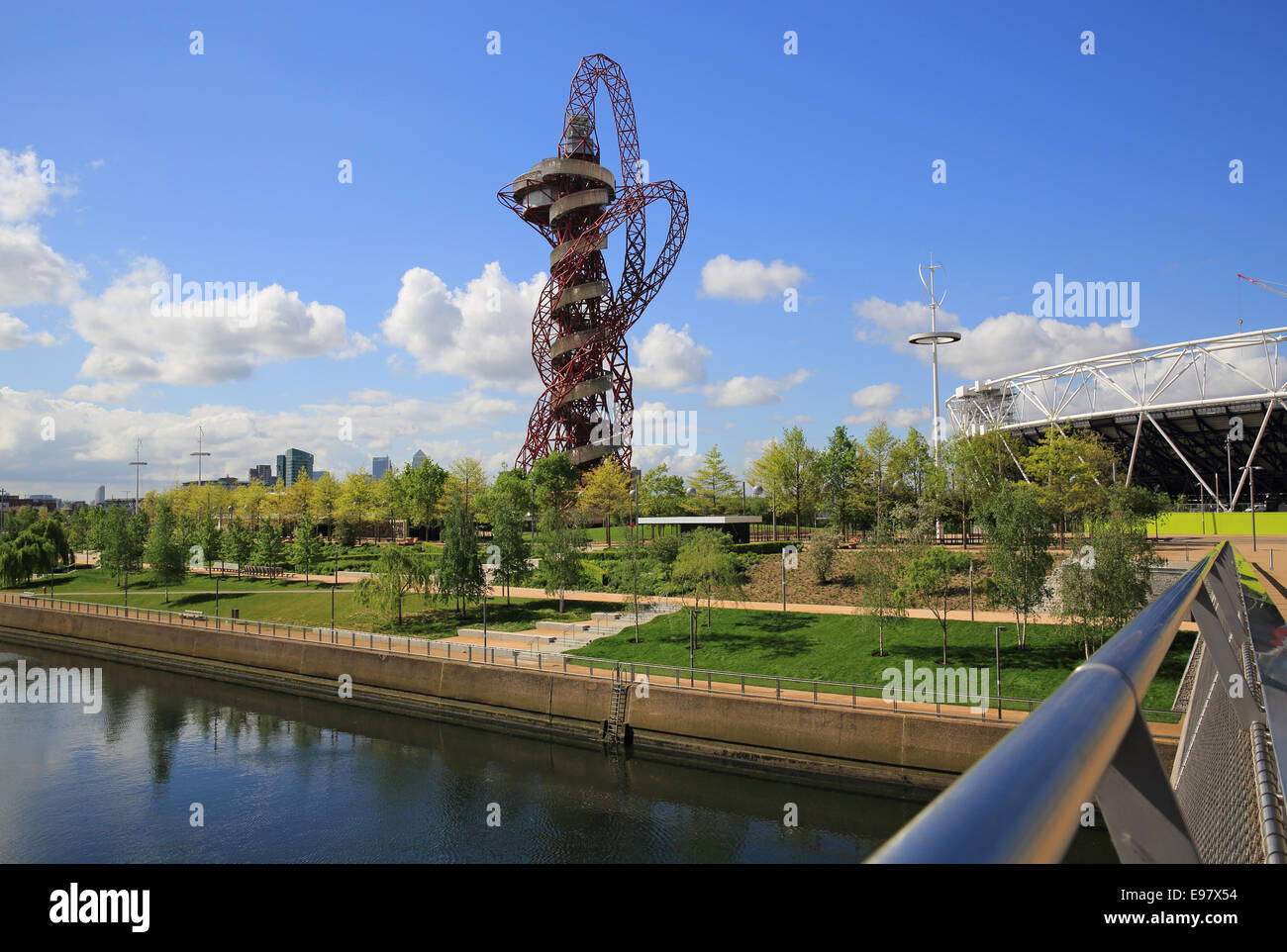 Der ArcelorMittal Orbit Aussichtsturm in den Queen Elizabeth Olympic Park in Stratford, East London, England, UK Stockfoto