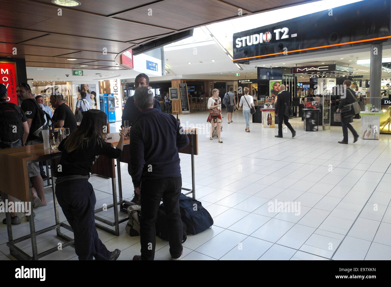 Sydney Flughafen Abflug terminal 2 Halle Loungebereich mit Geschäften, Cafés und Restaurants, new South Wales, Australien Stockfoto