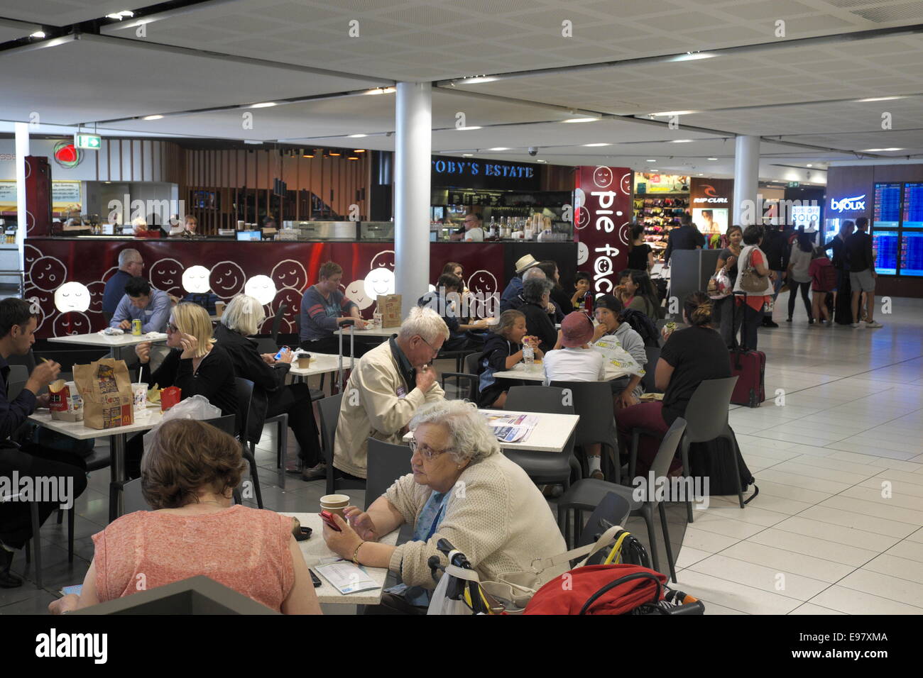 Sydney Flughafen Abflug terminal 2 Halle Loungebereich mit Geschäften, Cafés und Restaurants, new South Wales, Australien Stockfoto