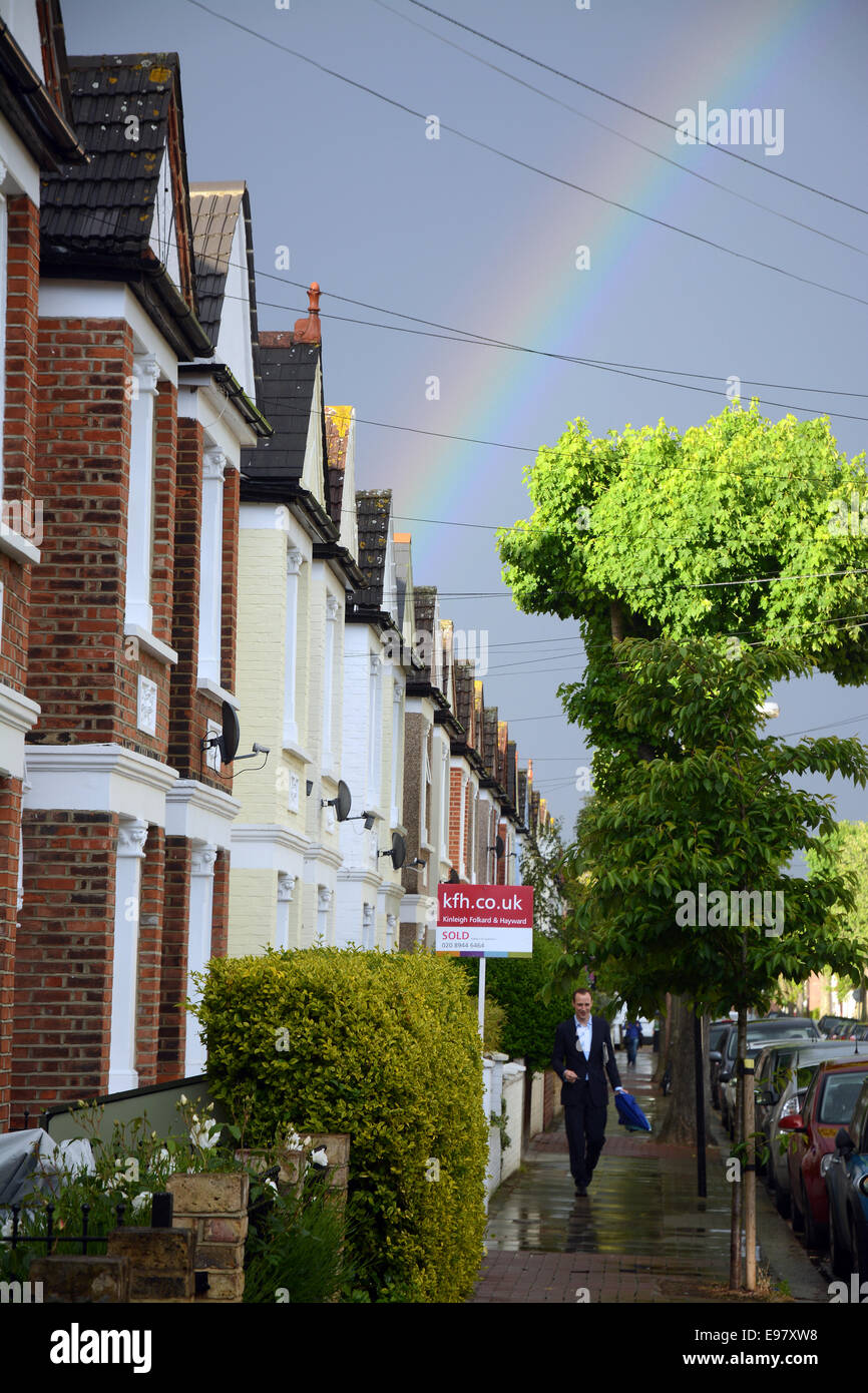 Ein Regenbogen verweist auf den Topf Eigenschaft Gold in einer beliebten Londoner Straße. Stockfoto