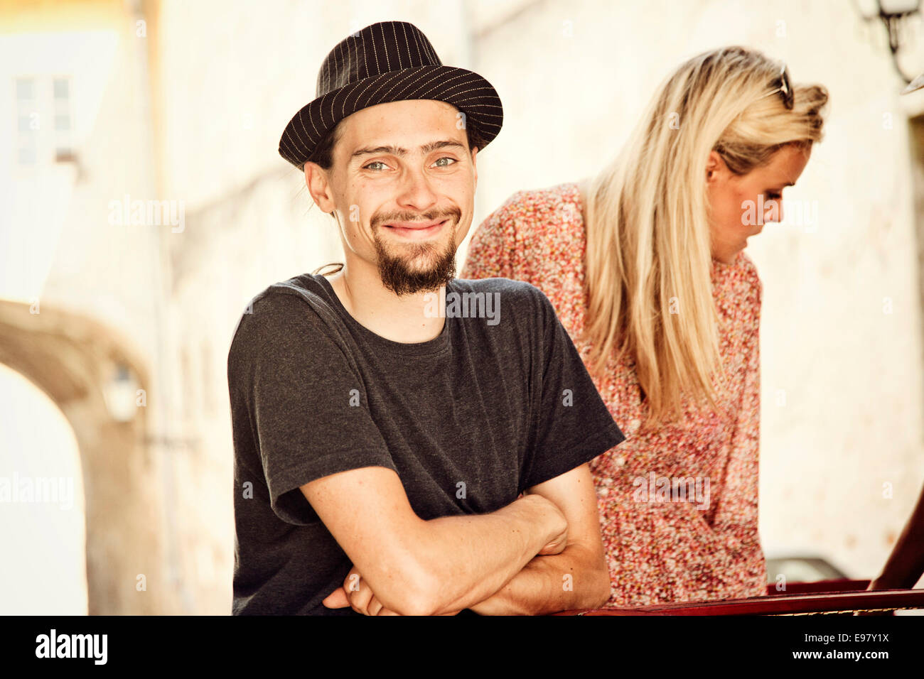 Porträt des jungen Paar Roadtrip vorbereiten Stockfoto