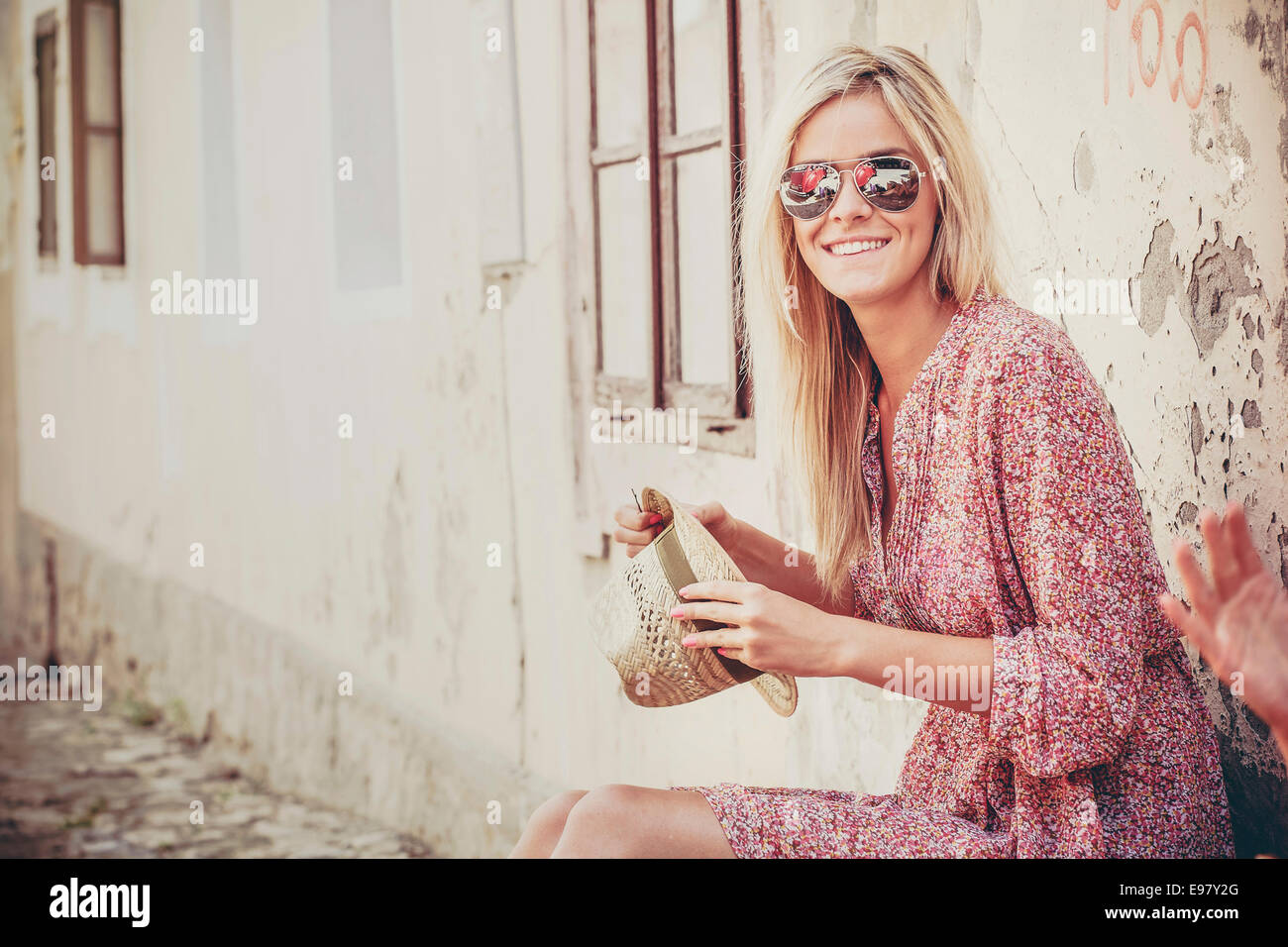 Junge Frau mit blonden Haaren warten auf Abfahrt Stockfoto