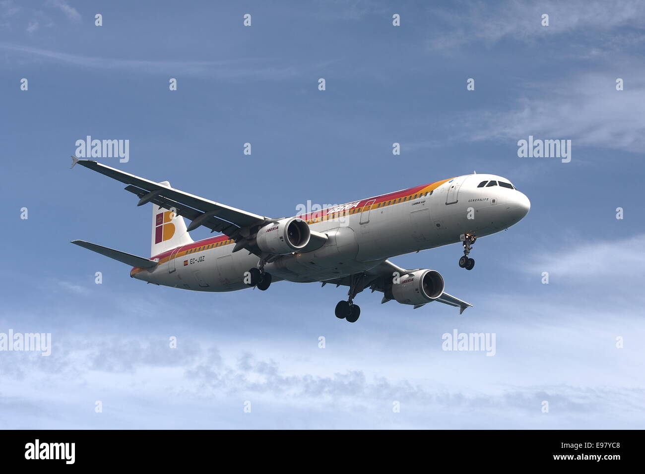 Ein Iberia Airbus A321, kommen, um zu landen. Stockfoto
