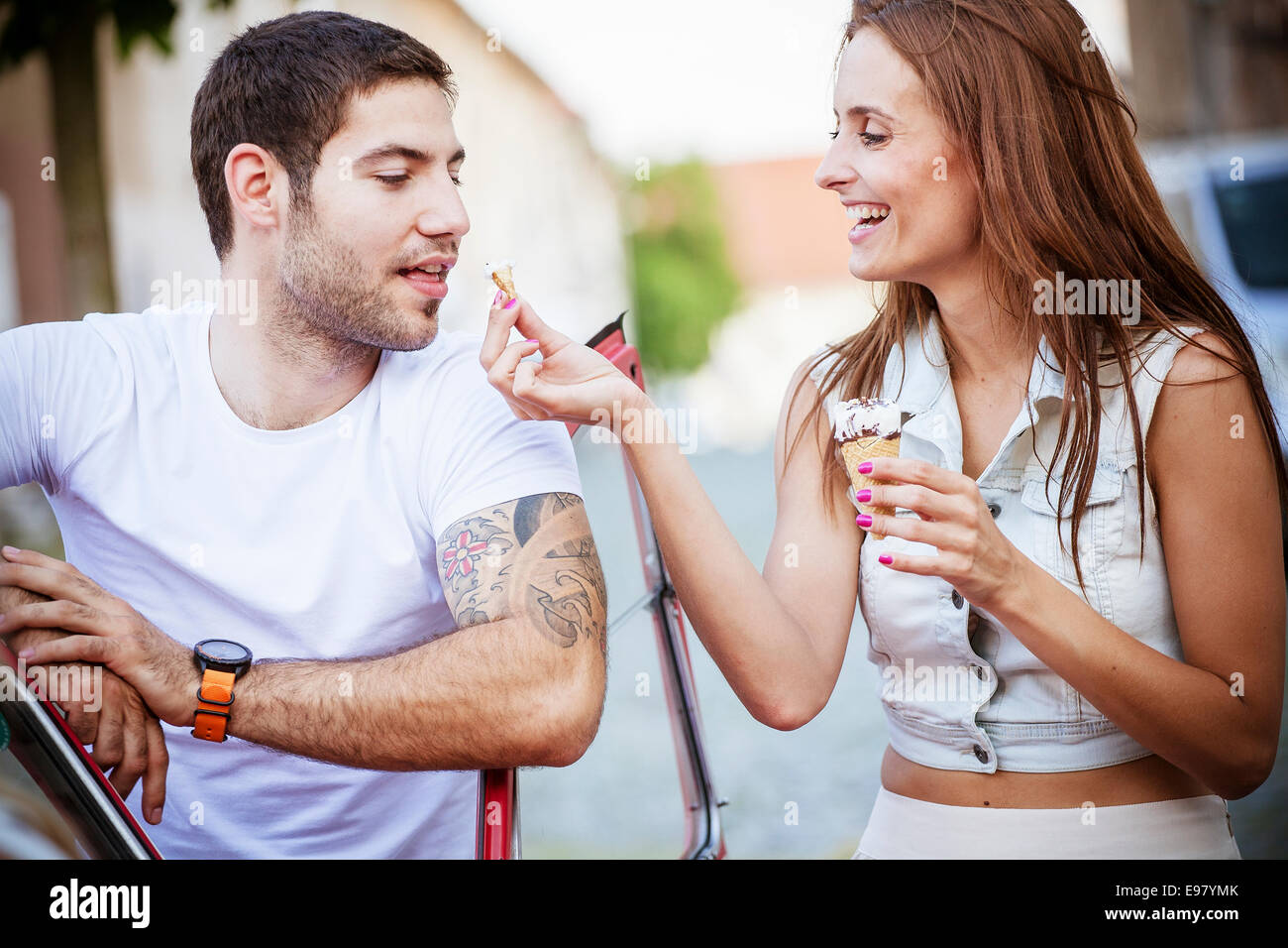 Junges Paar essen Eis zusammen Stockfoto
