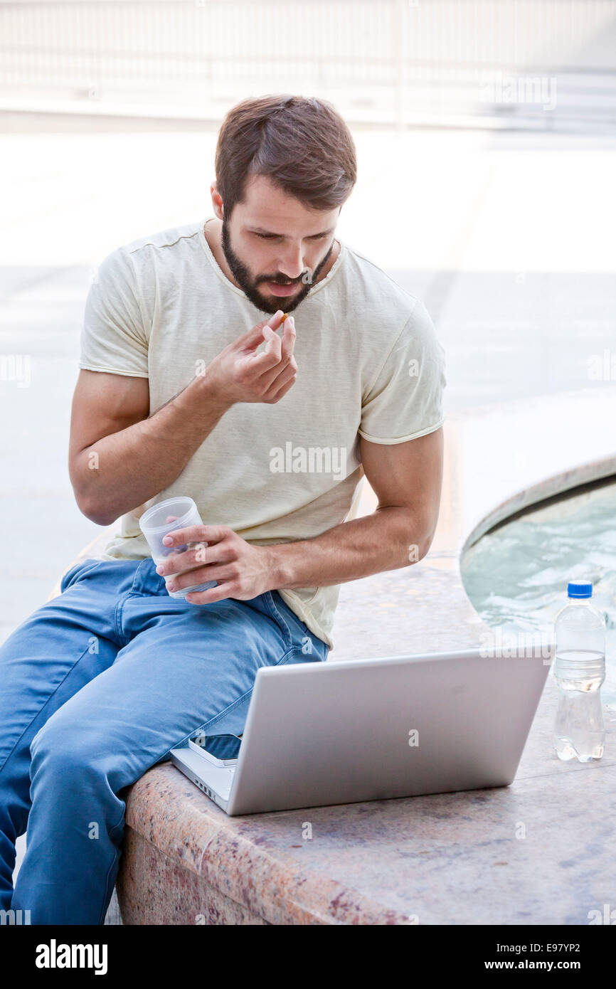 Männliche Studenten mit Laptop im freien Stockfoto