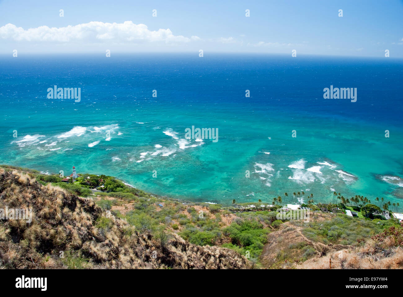 Luftaufnahme des Diamond Head Leuchtturm mit azurblauen Ozean im Hintergrund Stockfoto