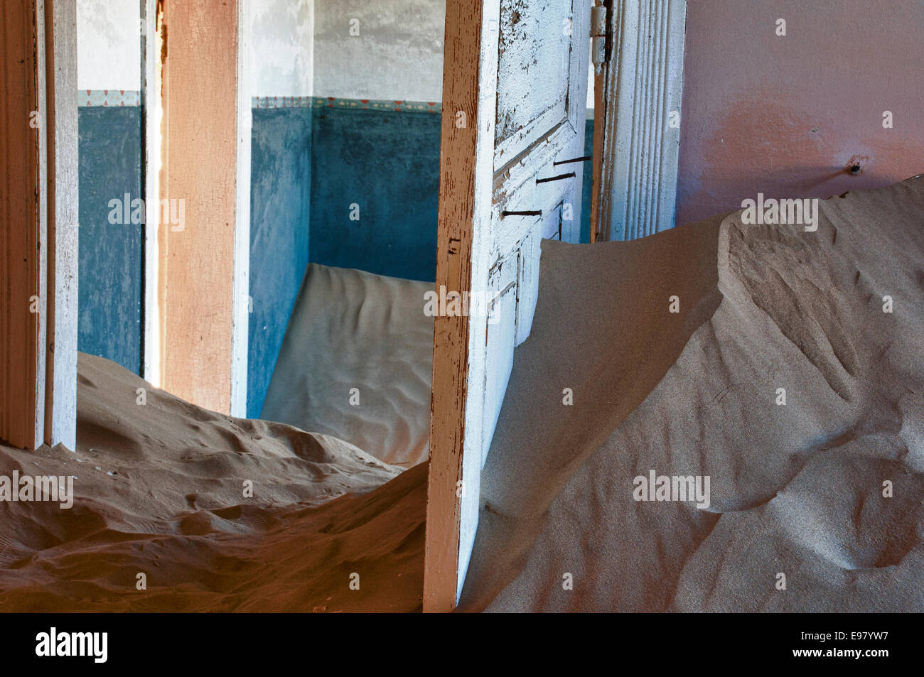 Offene Türen in einem Raum voller Sand in Kolmanskop, eine Geisterstadt Bergbau in Namibia, Afrika. Die Wüste hat die Stadt zurückerobert. Stockfoto