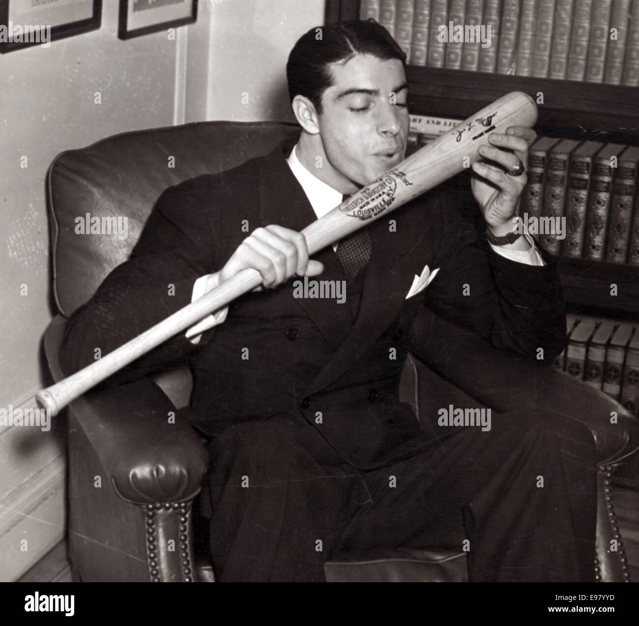 Joe DiMaggio seine Unterschrift Baseballschläger zu küssen Stockfoto