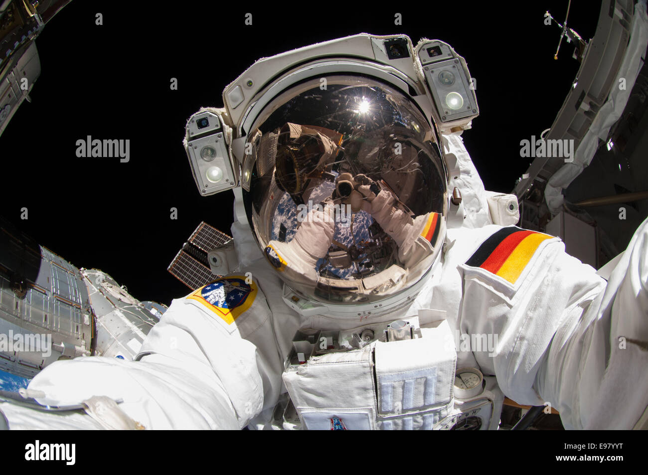 Astronaut nimmt ein Selbstporträt im Raum Stockfoto