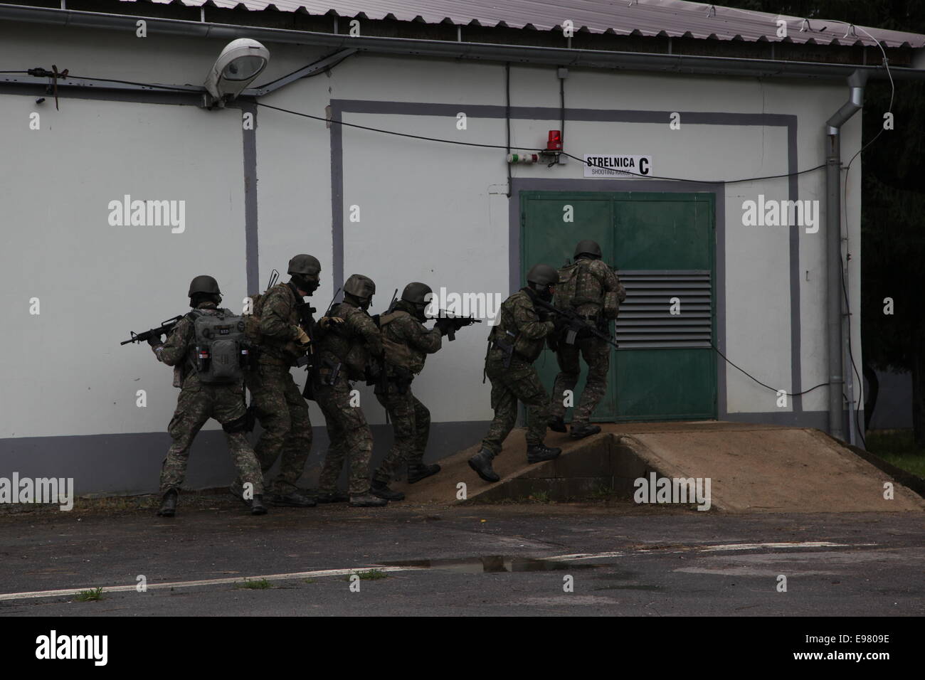 (141021)--damit Okt. 21, (Xinhua)--Soldaten der Slowakei Spezialeinheiten Zweck beteiligen sich an einer multinationalen Armee Ausbildung, damit Slowakei vom 21. Okt., 2014.A multinationale bewaffnet Brigade von Joint Force Command in Brunssum basierend ist derzeit eine Ausbildung für den Kampf im slowakischen Streitkräfte Trainingscenter in Lest. Armeen von 4 der Visegrad-Gruppe und den Vereinigten Staaten werden während der gesamten Trainingseinheit mehrere Missionen slowakische Minister für Verteidigung Martin Glvac sagte in einer Pressekonferenz am Dienstag. (Xinhua/Erik Adamson) Stockfoto