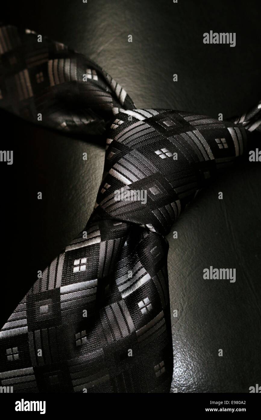 Grau/grau Krawatte auf Kunstleder Hintergrund. Stockfoto