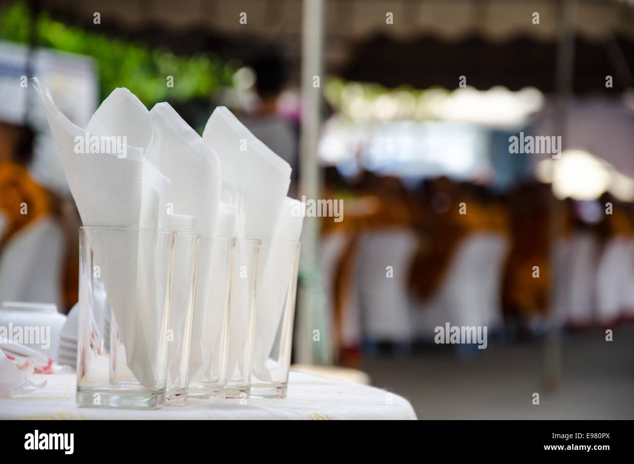 Glas und Seidenpapier servierfertig Stockfoto