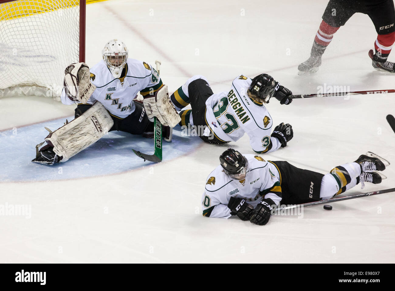 17. Oktober 2014. London Knights weiterleiten Christian Dvorak (10) Blöcke ein Schuss während eines Spiels zwischen den London Knights und die Ow Stockfoto