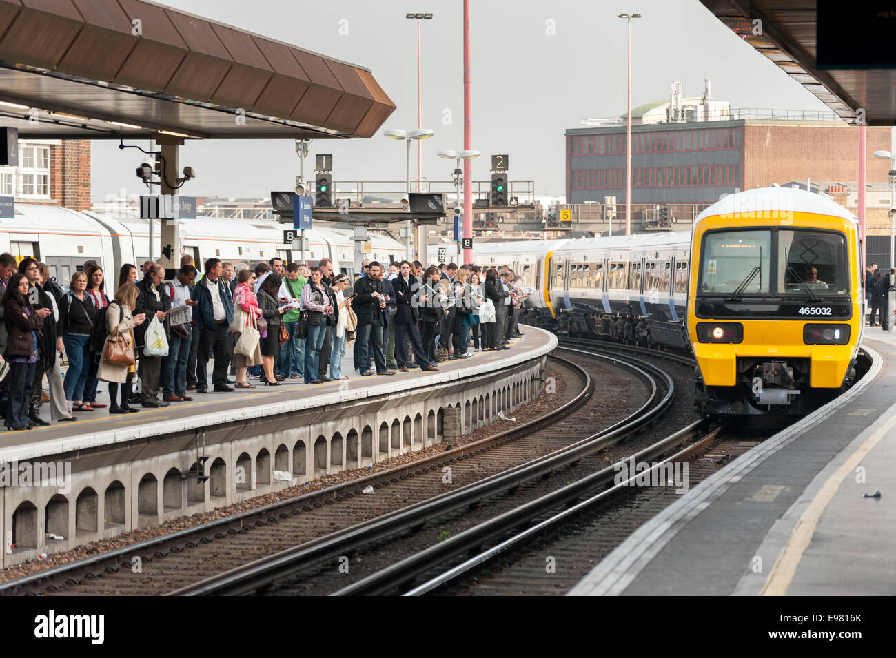 Überfüllten Plattform am Bahnhof London Bridge, Großbritannien Stockfoto
