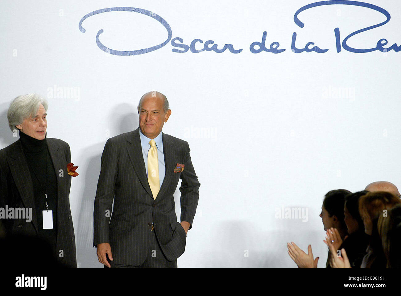 OSCAR DE LA RENTA (22. Juli 1932 - 20. Oktober 2014) war ein dominikanischer Mode-Designer. Geboren in Santo Domingo, Dominikanische Republik, wurde De La Renta International in den 1960er Jahren als eines der Modeschöpfer bekannt, J. Kennedy zu kleiden. Eine preisgekrönte Designer arbeitete er für Lanvin und Balmain; und seinem gleichnamigen Modehaus weiterhin führende Persönlichkeiten aus Filmstars Königsfamilie zu kleiden. Im Bild - 7. Februar 2005 - New York, New York, USA - OSCAR DE LA RENTA bei Olympus Fashion Week Herbst 2005 Kollektion im Bryant Park. © Andrea Renault/Globe Photos/ZUMAPRESS.com/Alamy Live-Nachrichten Stockfoto