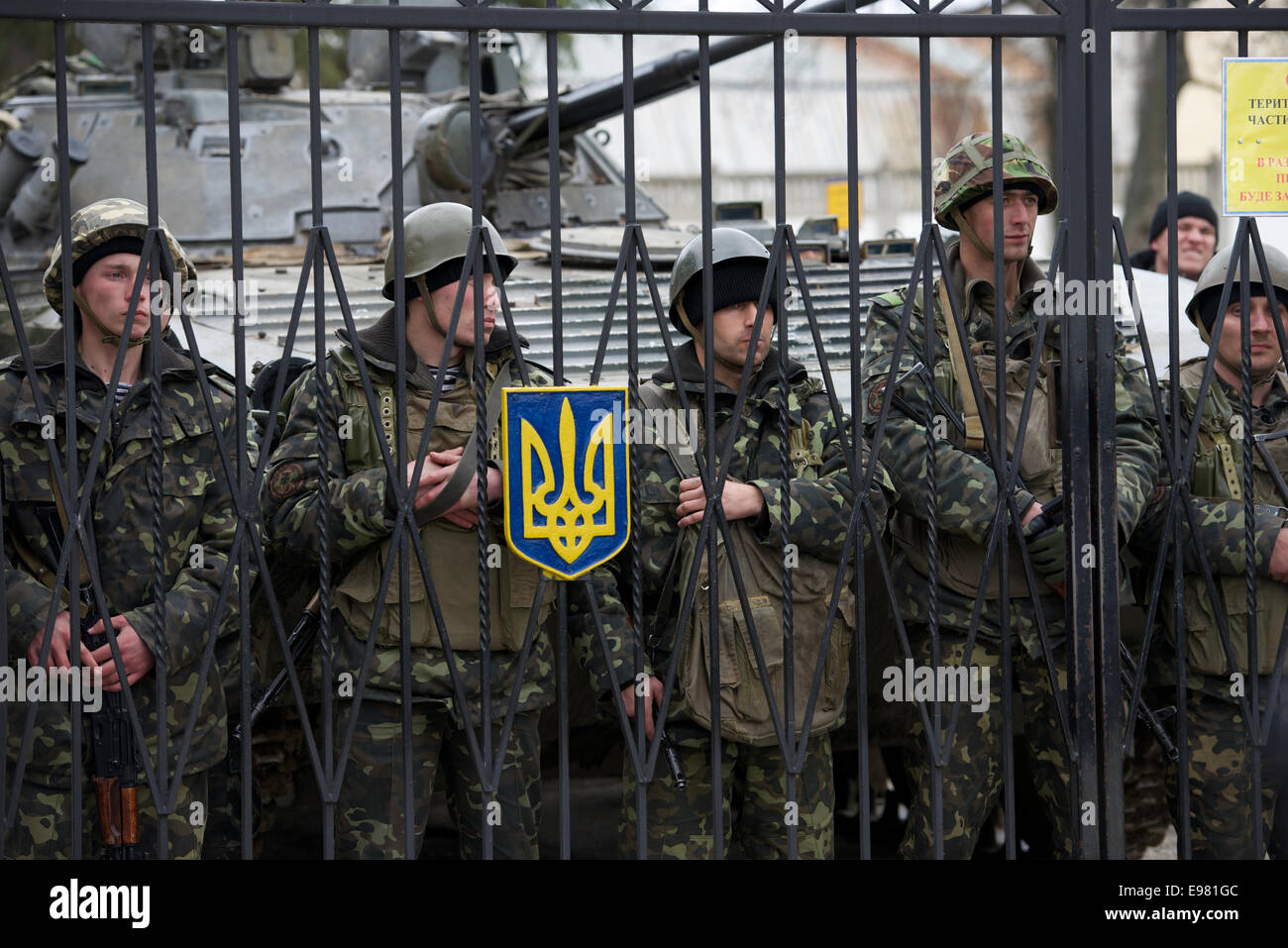 Ukrainische Soldaten in das Tor der Perevalne Militärbasis in der Nähe von Simferopol Krim Stockfoto