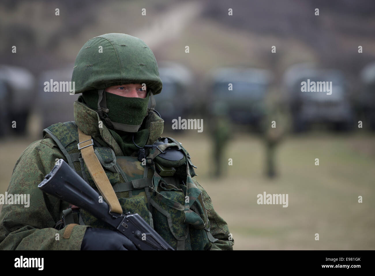 Bewaffnete russische Truppen außerhalb der Perevalne-Militärbasis in der Nähe von Simferopol Krim Stockfoto
