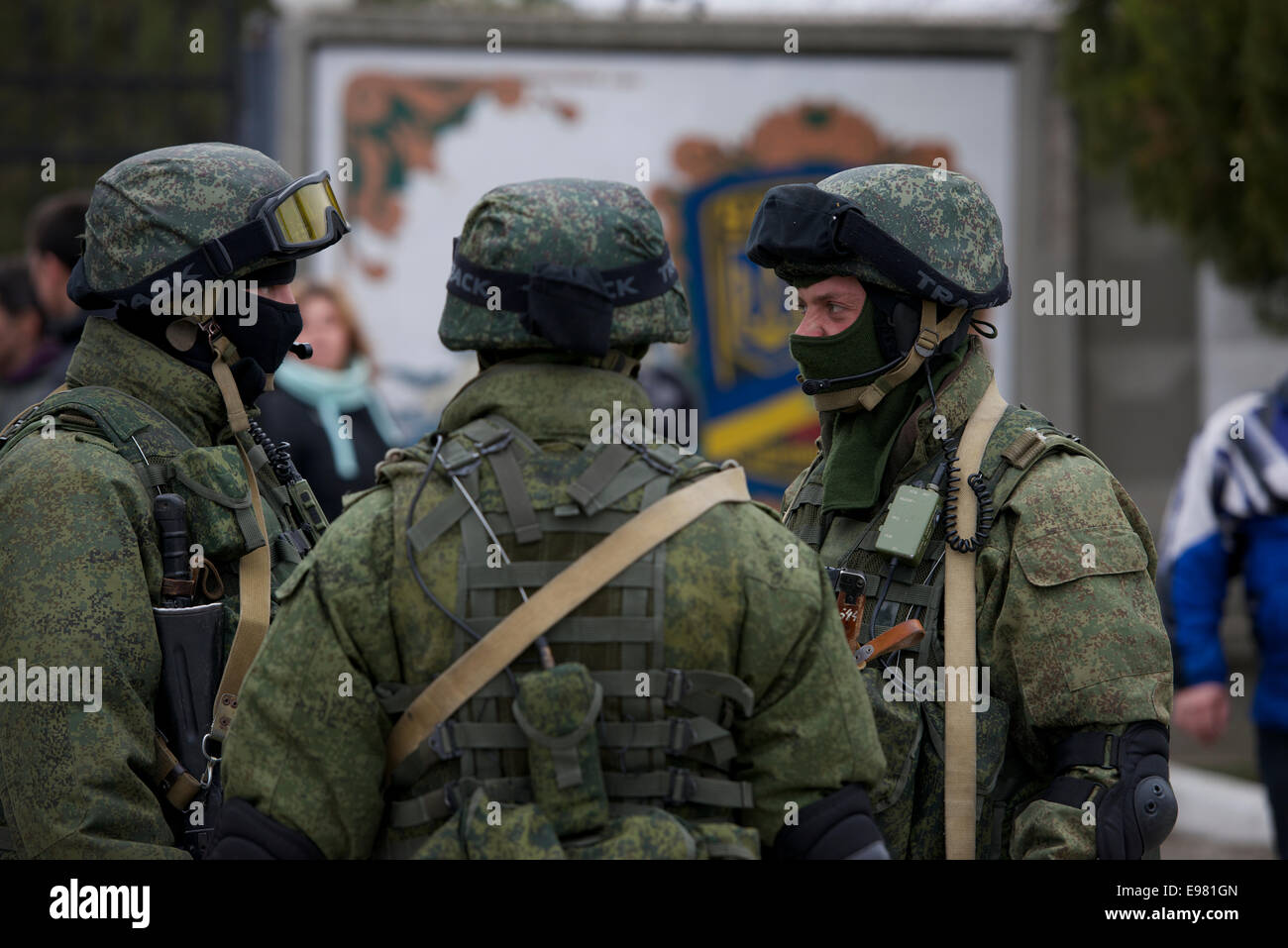 Bewaffnete russische Truppen außerhalb der Perevalne-Militärbasis in der Nähe von Simferopol Krim Stockfoto