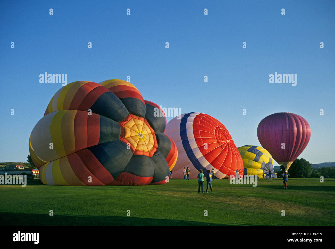 Eine kleine Gruppe von Heißluftballons starten über einen Fußballplatz auf der Ostseite des Santa Fe im Frühjahr 1975. Stockfoto