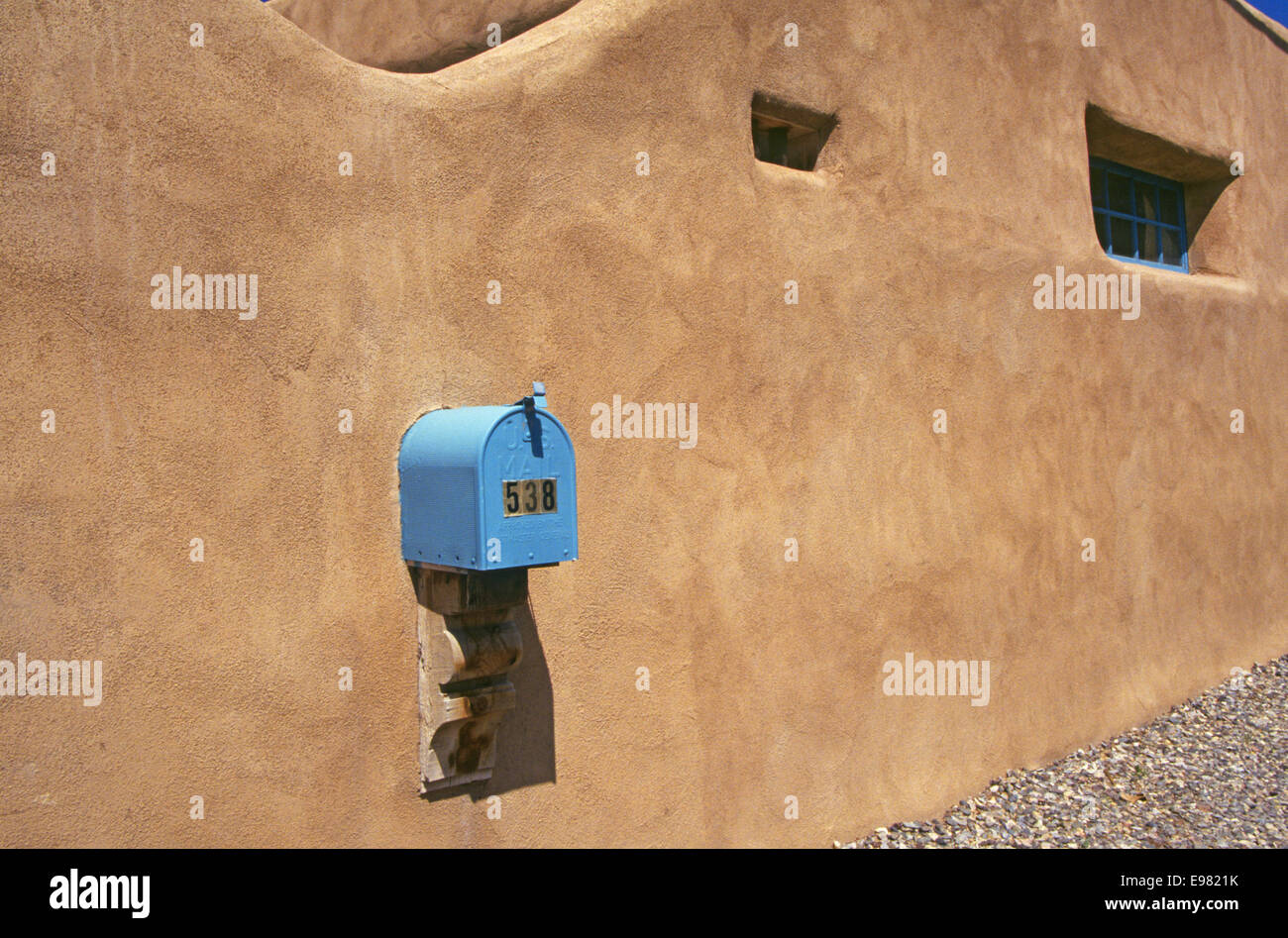Ein Türkis Blau Postfach in eine Adobe-Wand in Santa Fe, New Mexico Stockfoto
