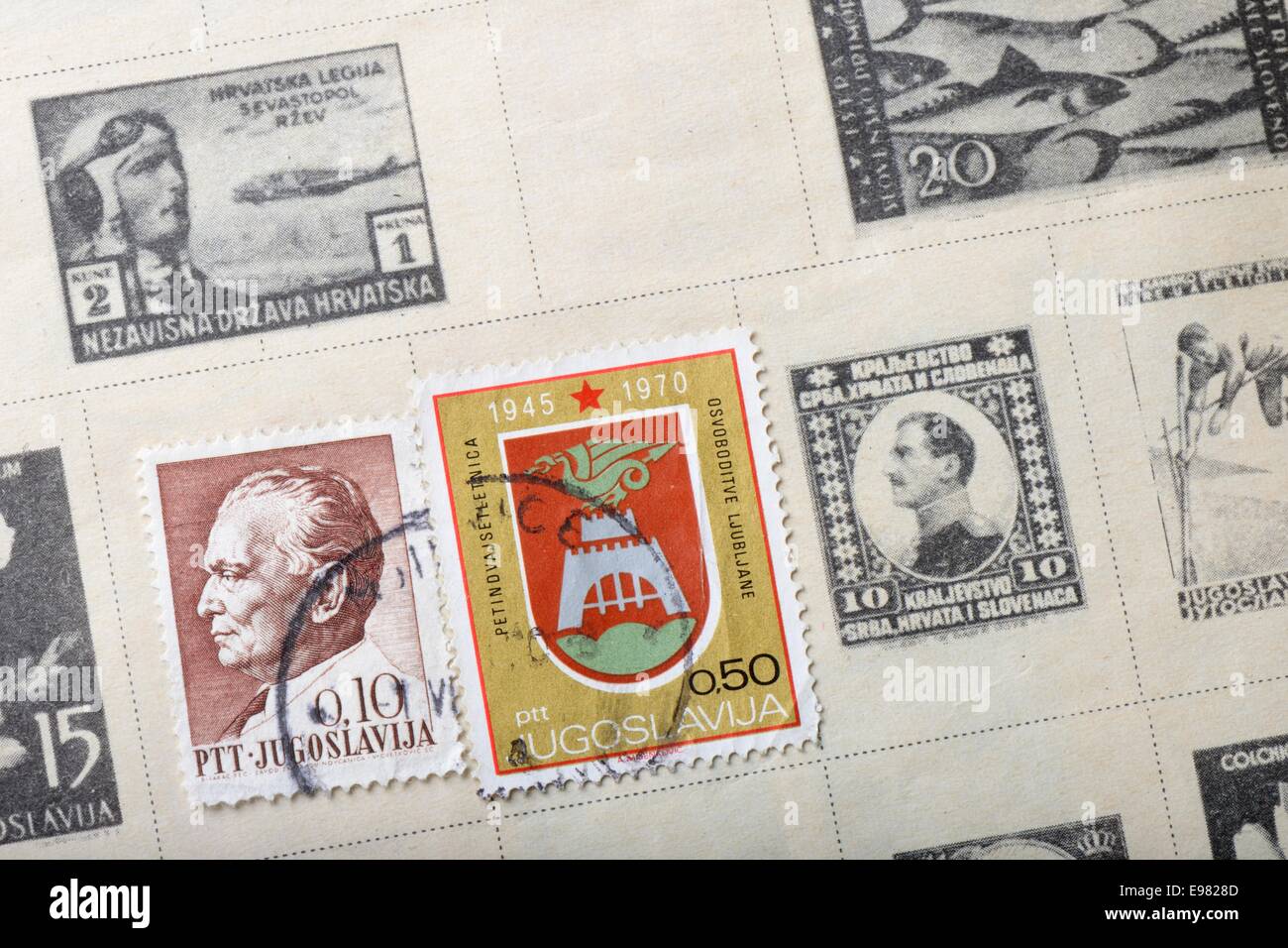 Briefmarken aus dem Jugoslawien auf Albumseite Stockfoto