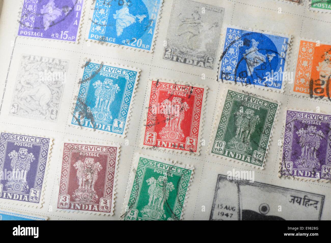 Eine Seite aus einem Briefmarkensammeln Album zeigt Indien Dienst Briefmarken. Stockfoto