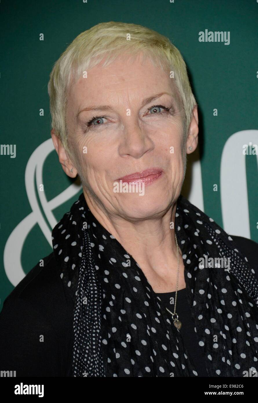 New York, NY, USA. 21. Oktober 2014. Annie Lennox bei Instore-Auftritt für Annie Lennox: Nostalgie CD Signieren, Barnes and Noble Book Store am Union Square, New York, NY 21. Oktober 2014. Bildnachweis: Derek Sturm/Everett Collection/Alamy Live-Nachrichten Stockfoto