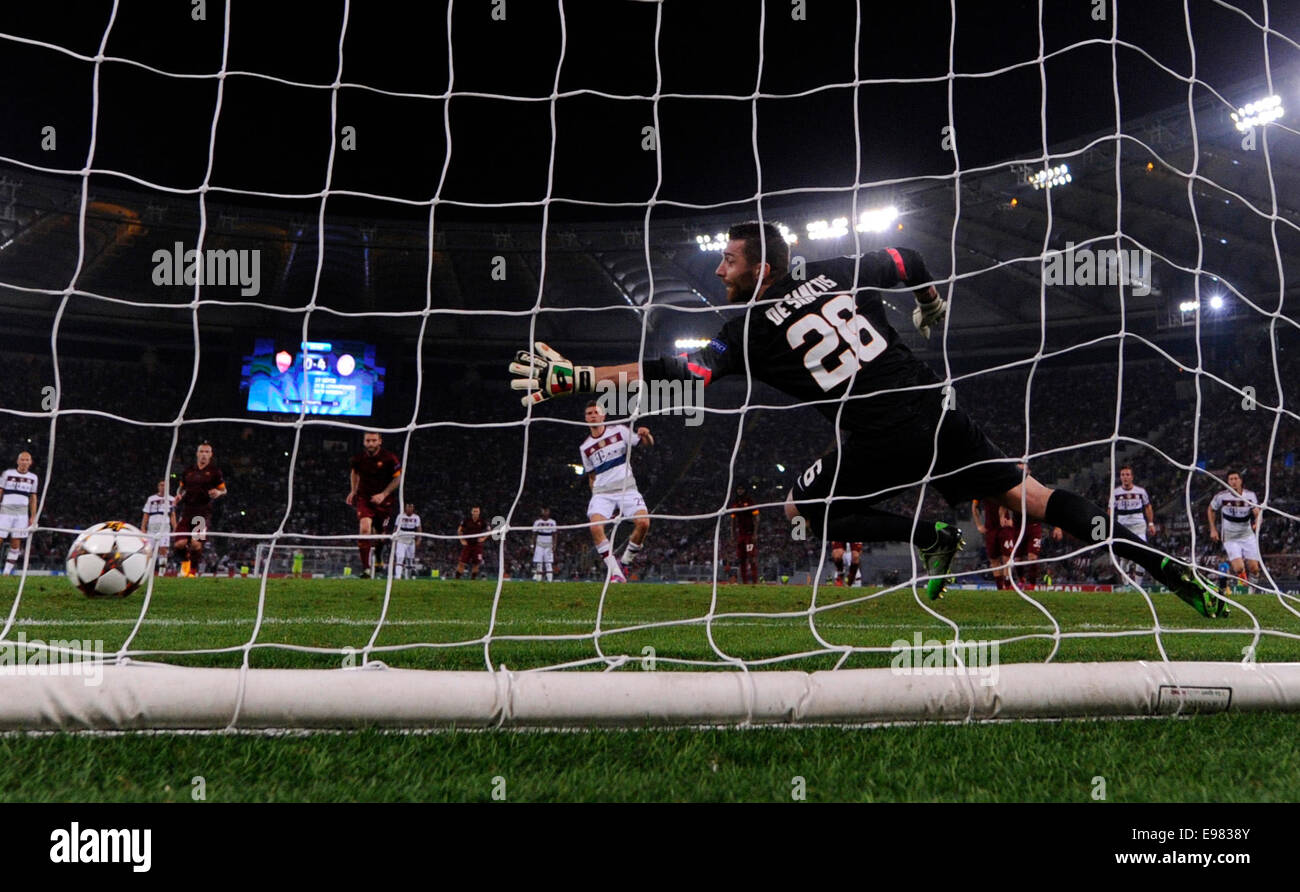 Rom, Italien. 21. Oktober 2014. Bayern Thomas Mueller (C) schießt während der Champions League-Fußball-Spiel gegen AS Roma im Olympiastadion in Rom, Italien, 21. Oktober 2014. Bayern gewann 7: 1. Bildnachweis: Alberto Lingria/Xinhua/Alamy Live-Nachrichten Stockfoto