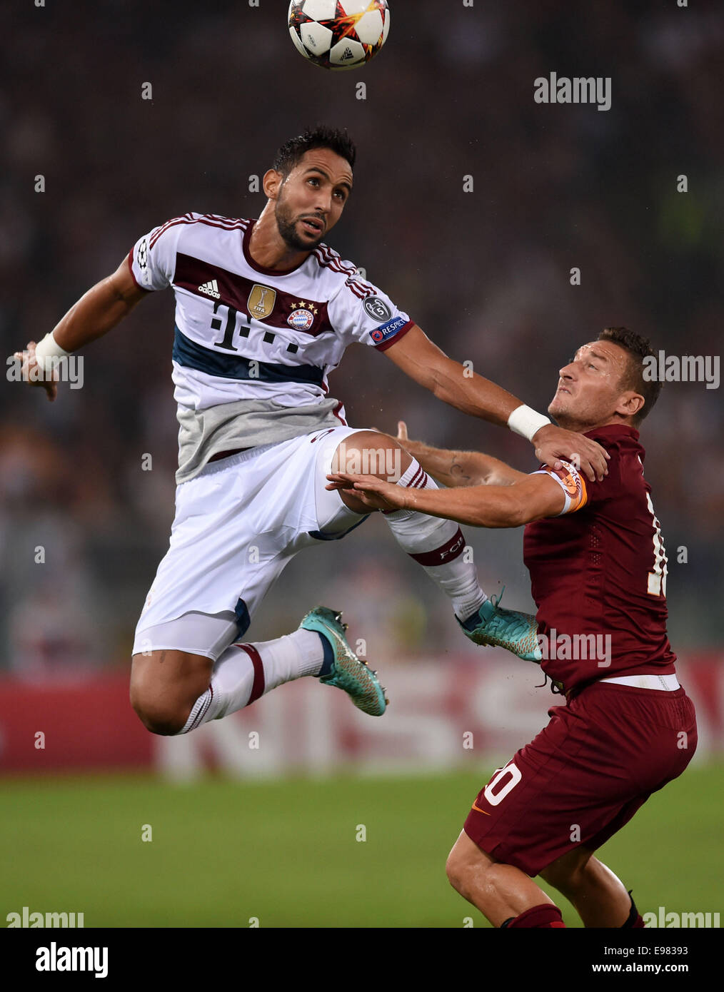 Rom, Italien. 21. Oktober 2014. Bayern Medhi Benatia (L) MIAS gegen Romas Francesco Totti während ihre Champions League-Fußball-Spiel im Olympiastadion in Rom, Italien, 21. Oktober 2014. Bayern gewann 7: 1. Bildnachweis: Alberto Lingria/Xinhua/Alamy Live-Nachrichten Stockfoto