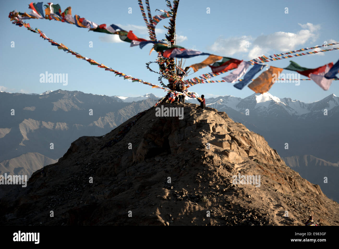 Tibetischer Mönch Bespannung Gebet Fahnen in der Nähe von Kloster über Leh, Ladakh, Indien. Stockfoto