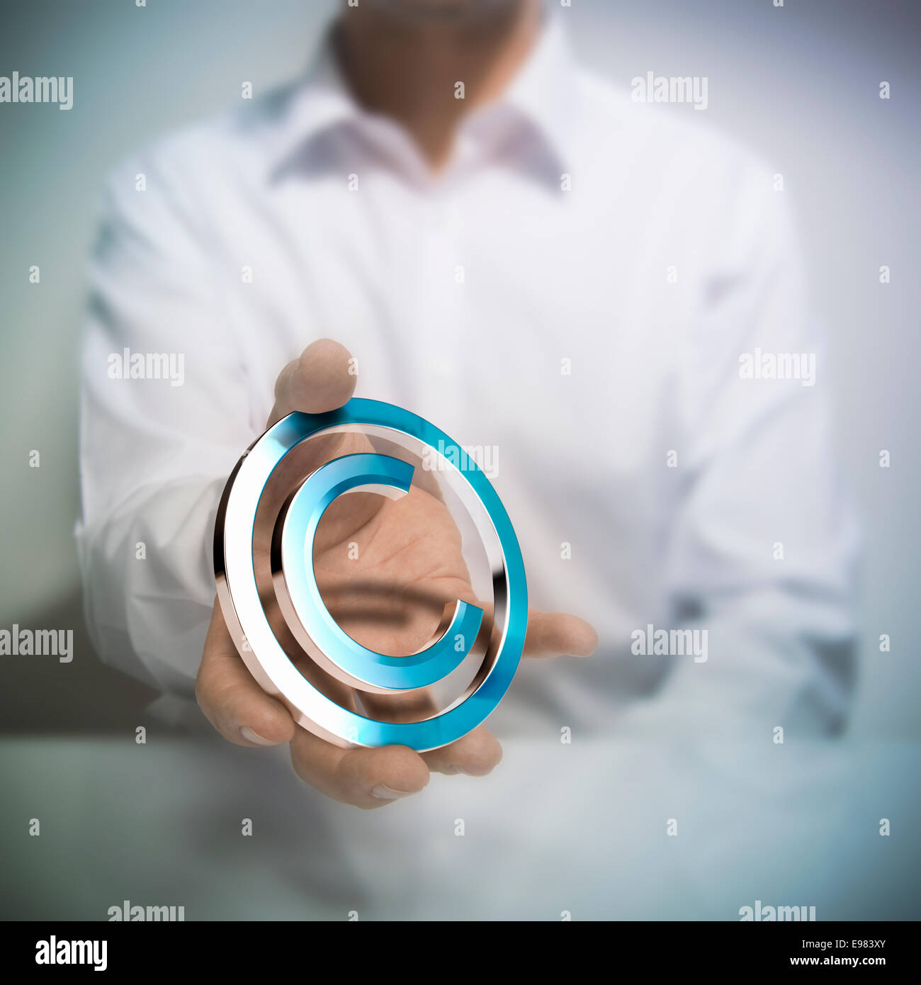 Mann mit metallischen Copyright Symbol. Konzept Bild für Abbildung: Thema Schutz oder geistiges Eigentum Stockfoto