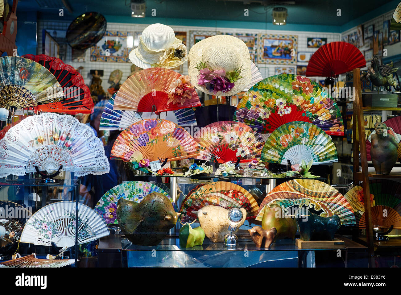 Schaufenster anzeigen, Hüte und Fans, Barcelona, Spanien. Stockfoto