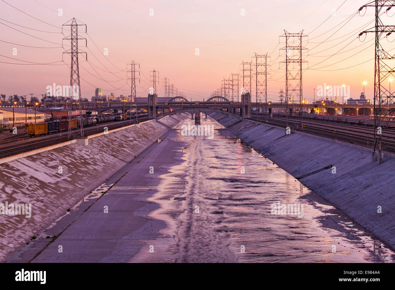 6th Street Brücke (Viadukt) über die Los Angeles River in der Innenstadt von Los Angeles, Kalifornien, USA Stockfoto