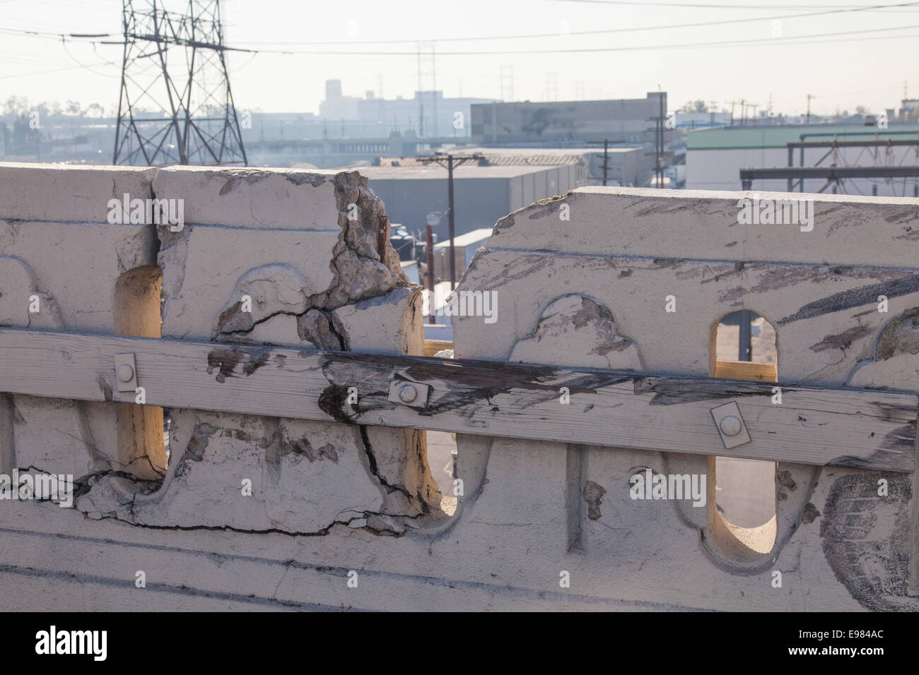 Schäden Sie an der Balustrade auf der 6th Street Brücke (Viadukt) über Los Angeles River in der Innenstadt von Los Angeles, Kalifornien, USA Stockfoto