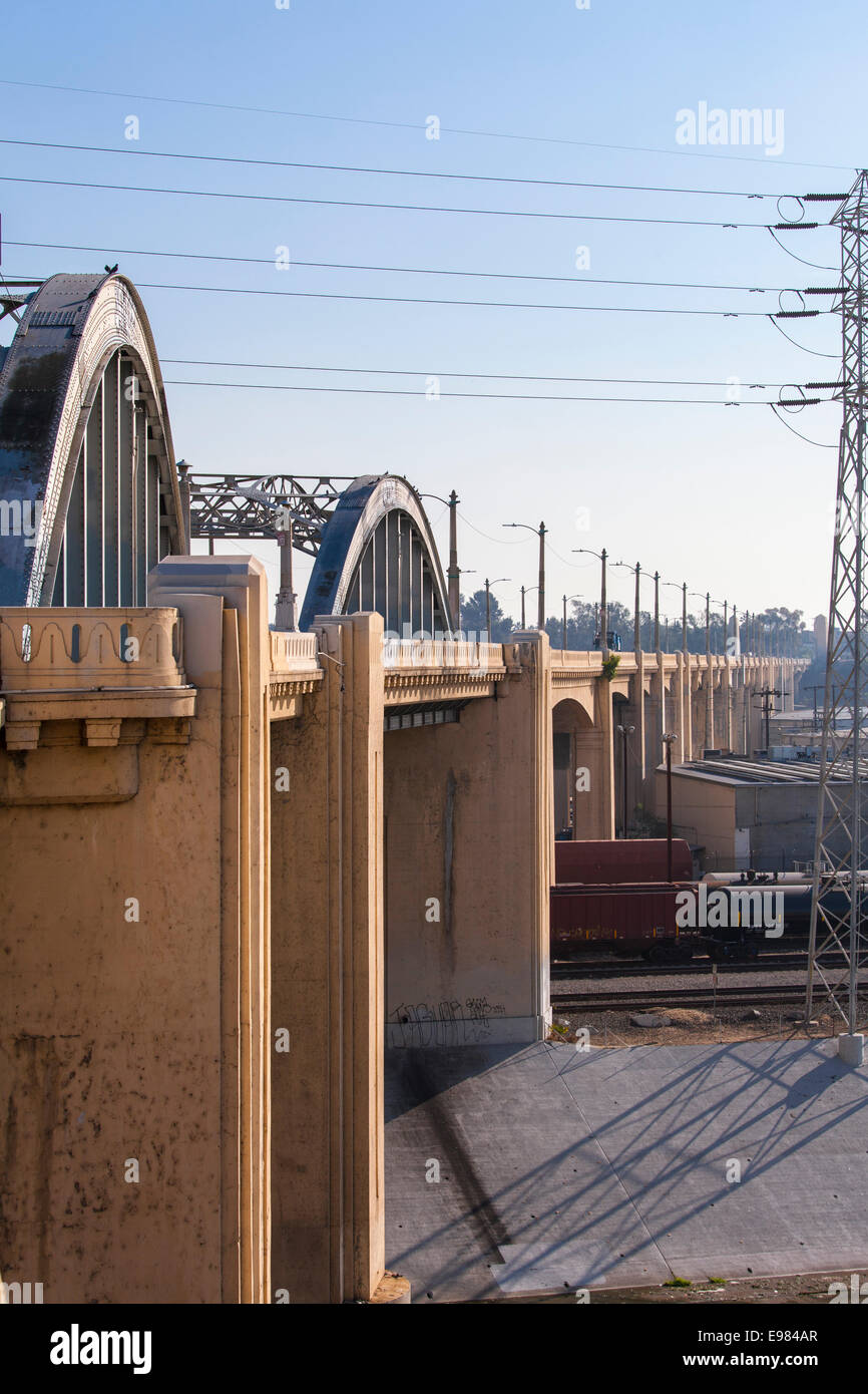 6th Street Brücke (Viadukt) über die Los Angeles River in der Innenstadt von Los Angeles, Kalifornien, USA Stockfoto