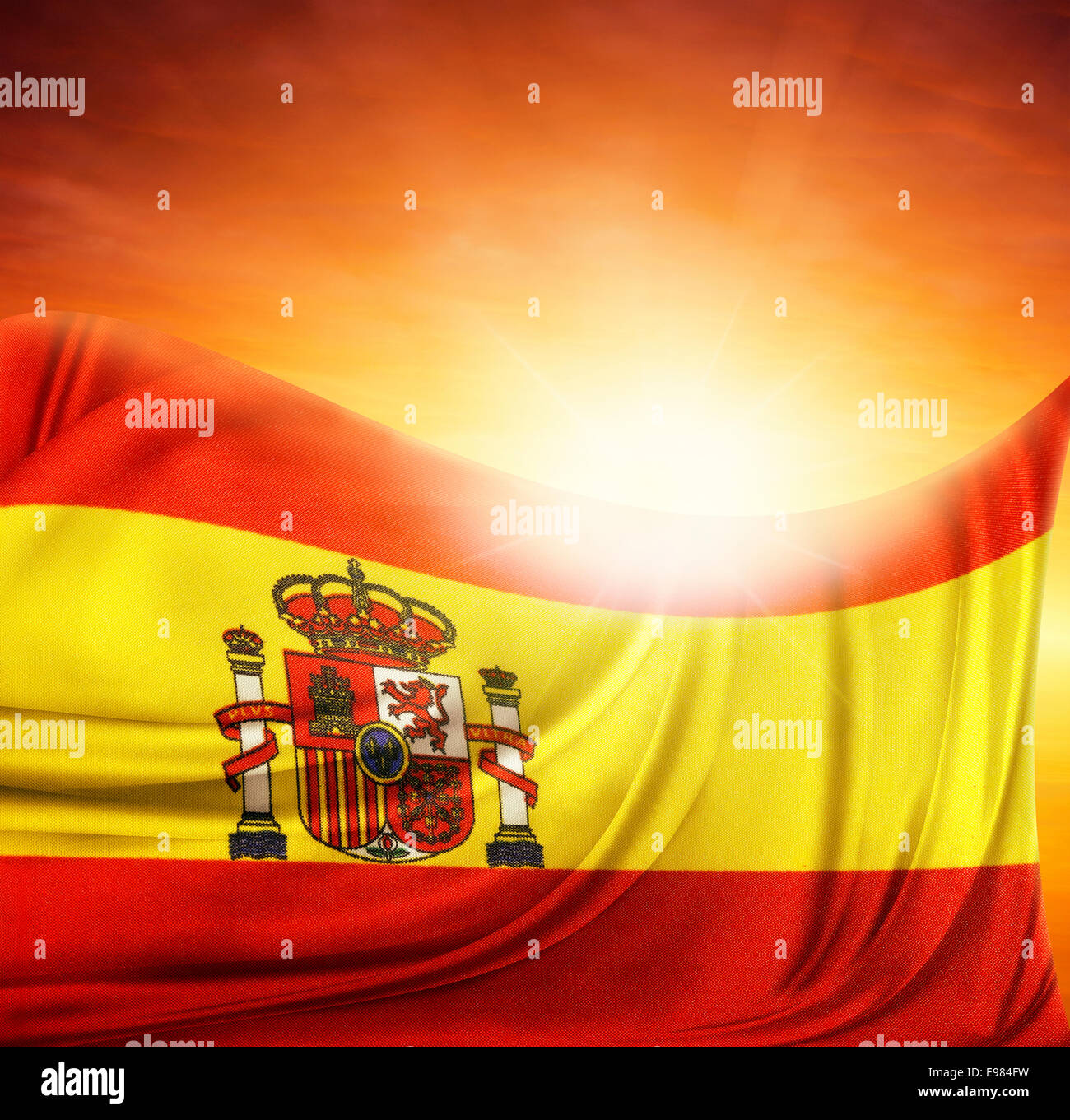 Spanische Flagge vor hellem Himmel Stockfoto