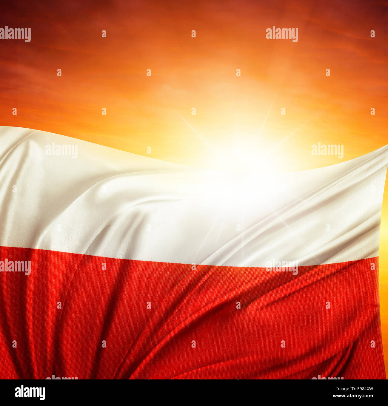 Polnische Flagge vor hellem Himmel Stockfoto