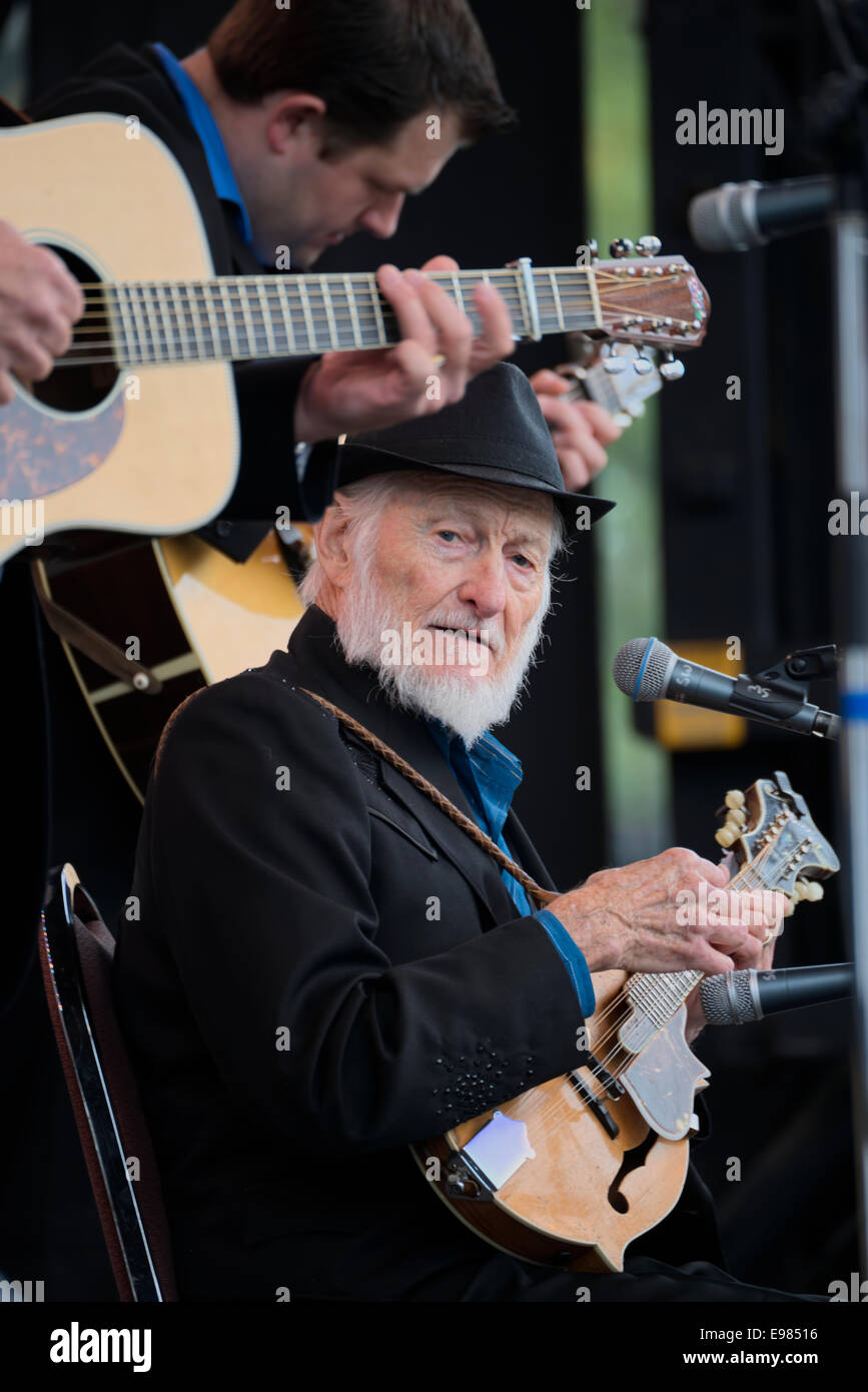 Tennessee bluegrass Legende Jesse McReynolds auf der Bühne im Richmond Folk Festival, Richmond, VA. Stockfoto
