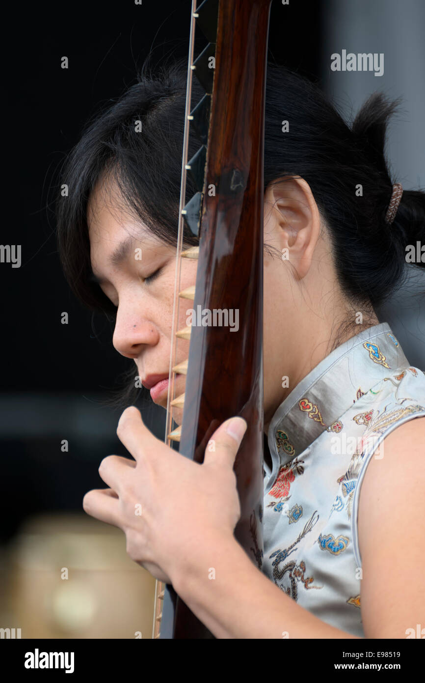 Yihan Chen führt auf der Pipa, eine vier Streichinstrumente traditionelle chinesische Laute. Stockfoto