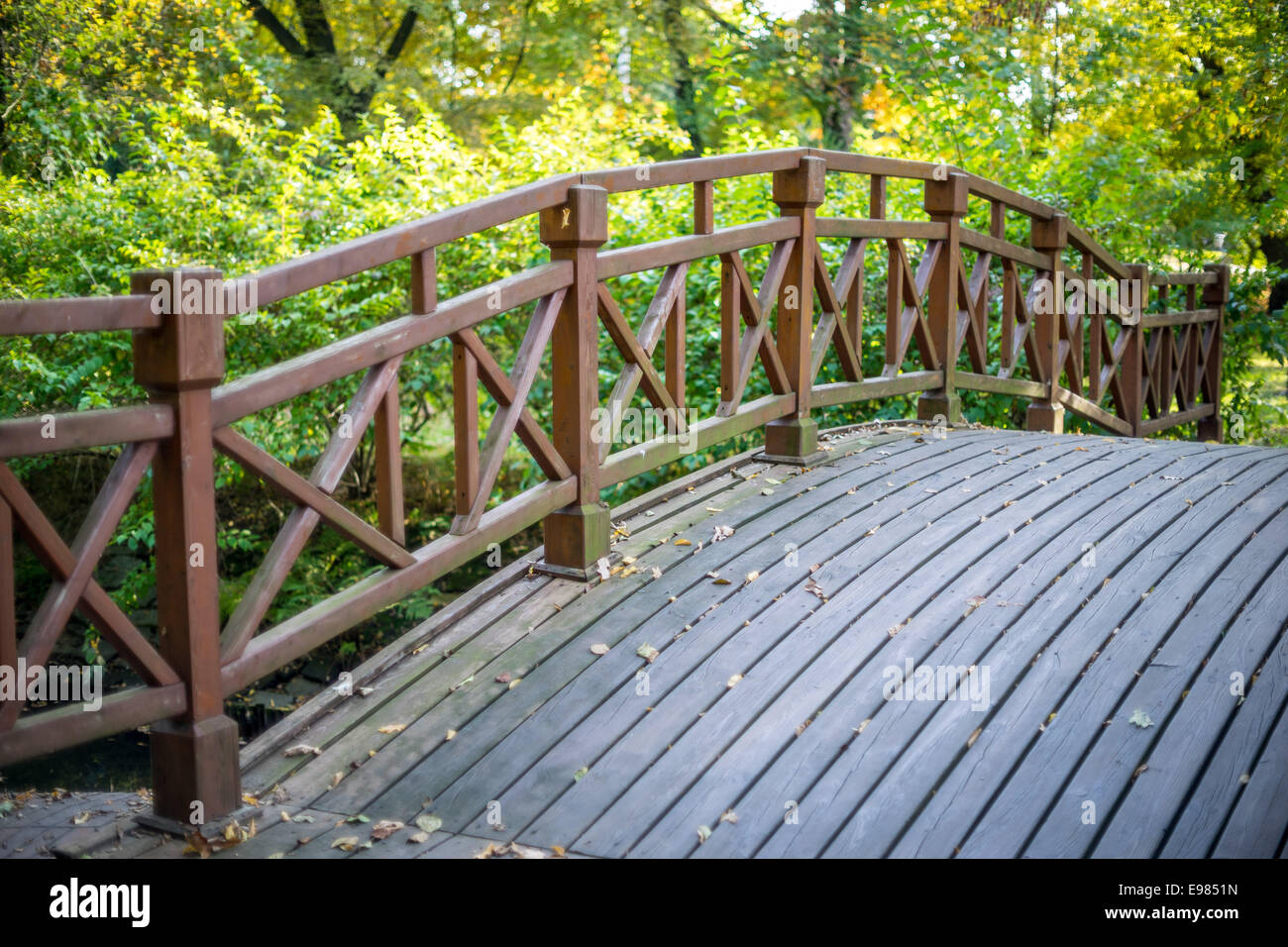 Hölzerne Geländer der Brücke Szczytnicki Park Breslau Stockfoto