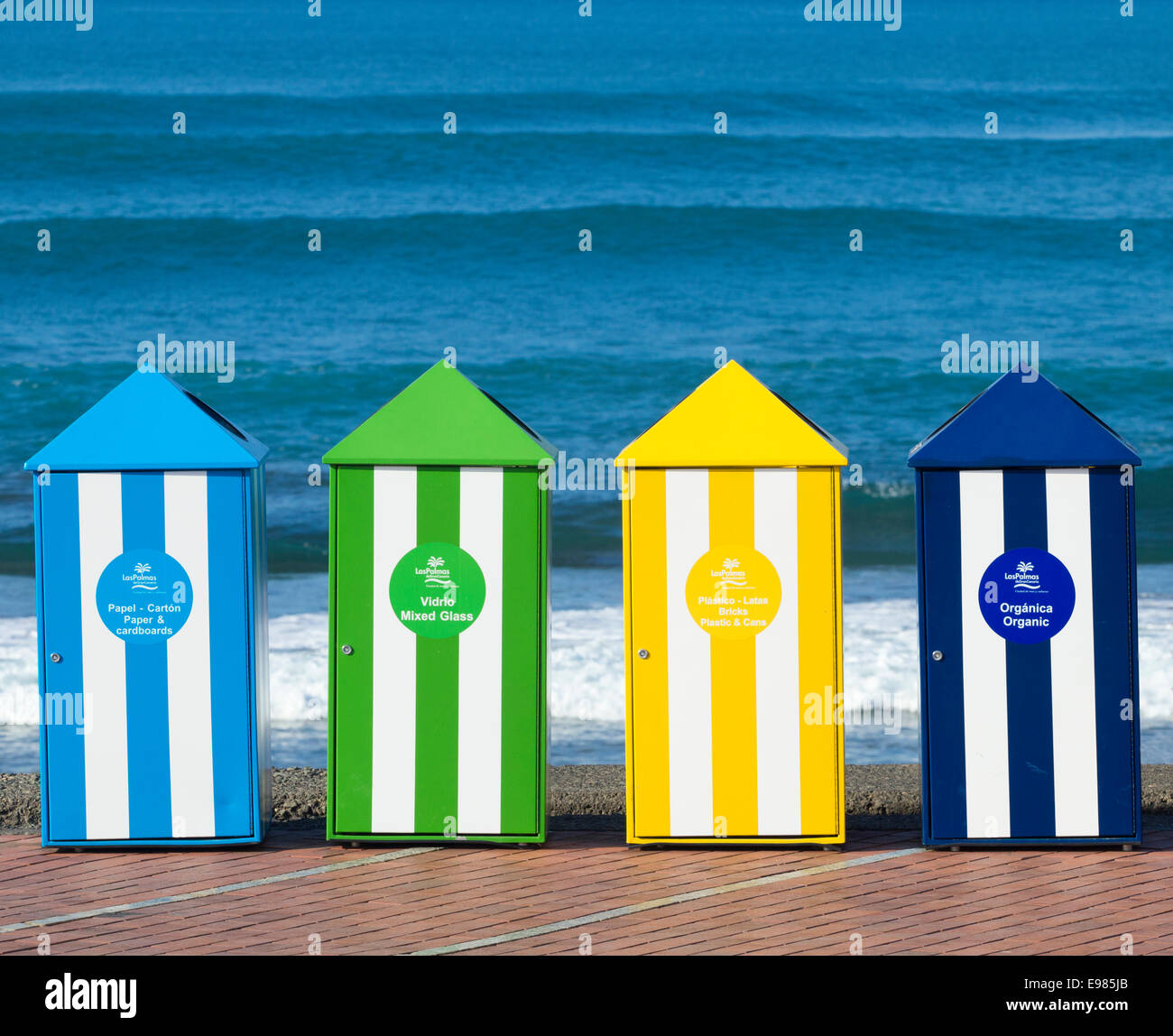 Recycling-Behälter am Las Canteras Strand. Las Palmas, Gran Canaria, Kanarische Inseln, Spanien Stockfoto