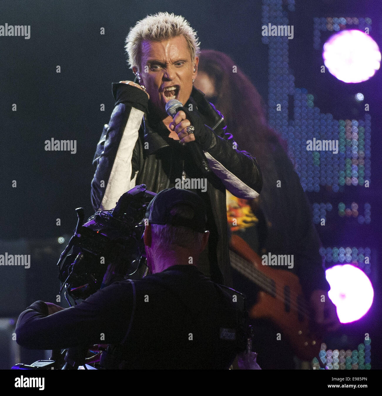 Hollywood, Kalifornien, USA. 21. Oktober 2014. Billy Idol gespielt Jimmy Kimmel Live! am Dienstagabend in einem Mini-Konzert im El Capitan Theatre in Hollywood. Idol spielte mehrere Songs, für die er, wie "Rebel Yell" zusammen mit "Augen ohne ein Gesicht" neben Songs aus seinem neuen Album "Kings und Queen of the Underground bekannt ist" veröffentlicht heute, Dienstag, 21. Oktober 2014. Bildnachweis: David Bro/ZUMA Draht/Alamy Live-Nachrichten Stockfoto